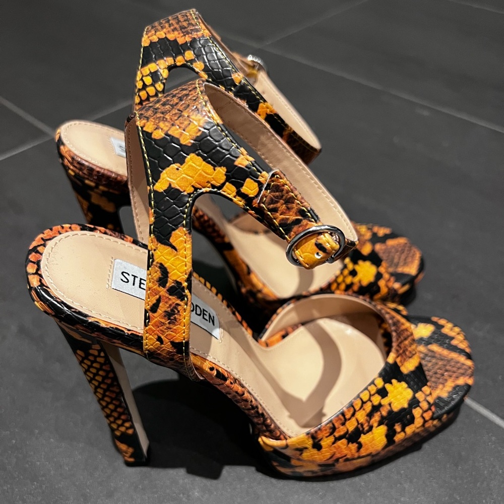 STEVE MADDEN « LUV » BLACK & YELLOW SNAKE HEELS SIZE 8.5 WORN ONCE*